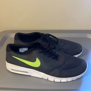 EUC Men’s Nike Tennis Shoes